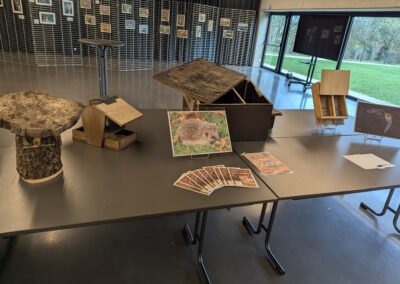 Abri pour hérisson avec documentation présentés sur une table